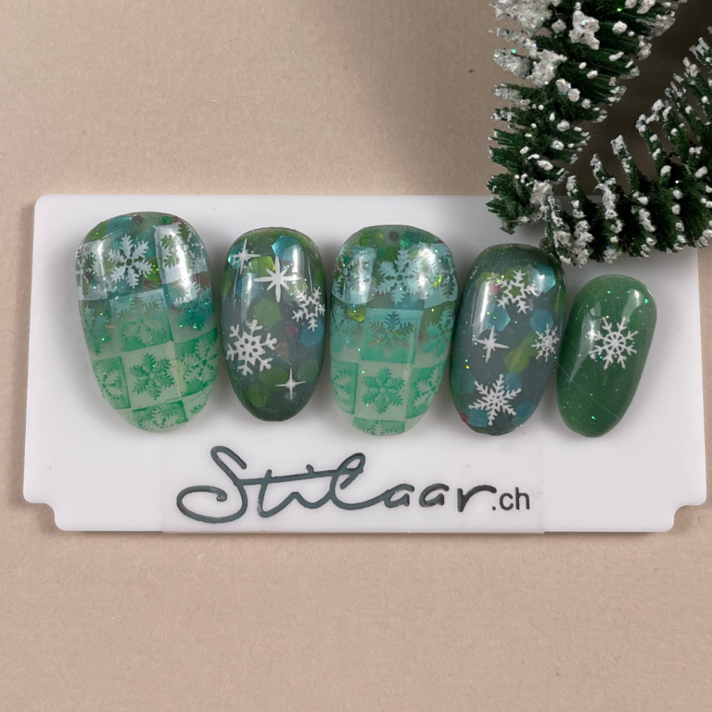 Weihnachtsnägel in grün mit Stempel und glitzer.
