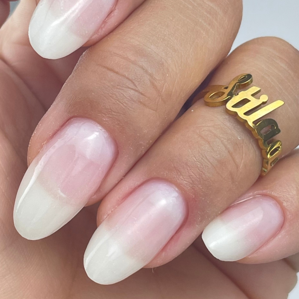nagelnagelverlängerung, mit polygel und acrylgel mit einem hoch von Aufbaugel in milchig.